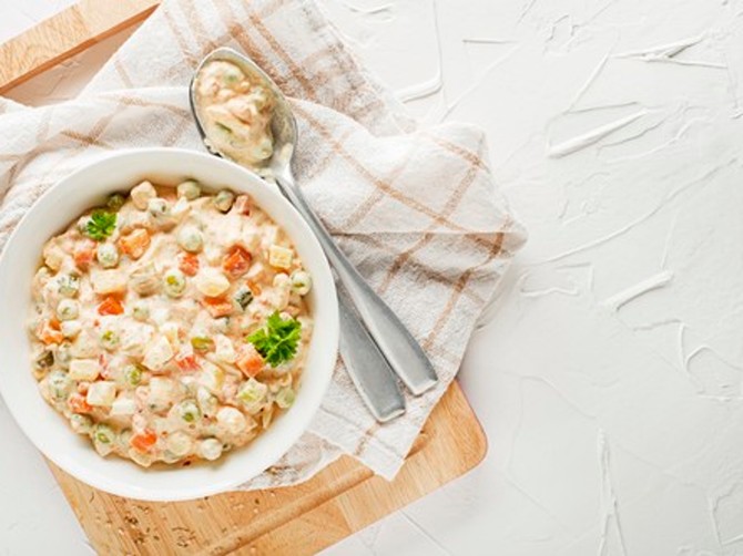 Ruska salata s manje kalorija