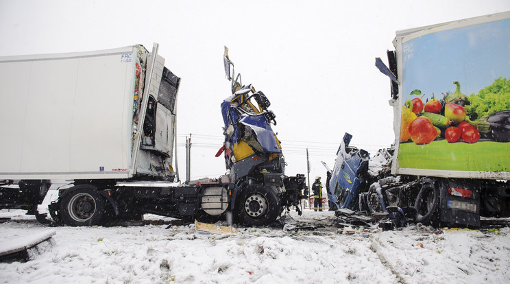 Frontálisan ütköztek a kamionok/ Fotó: MTI - Czeglédi Zsolt