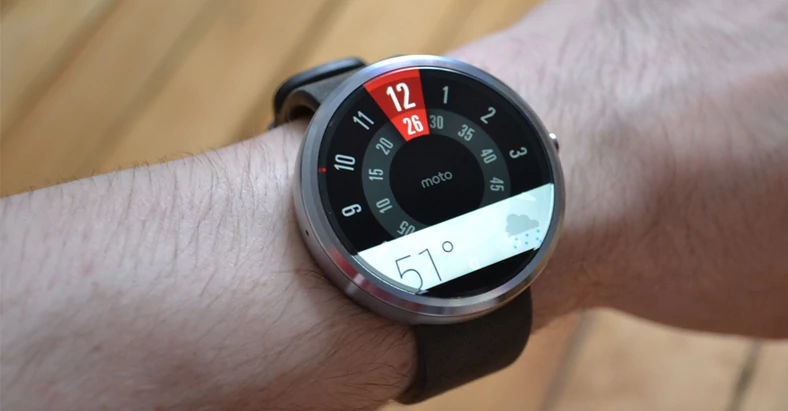 Okrągła tarcza smartwatcha Motorola Moto 360 z ekranem IPS LCD