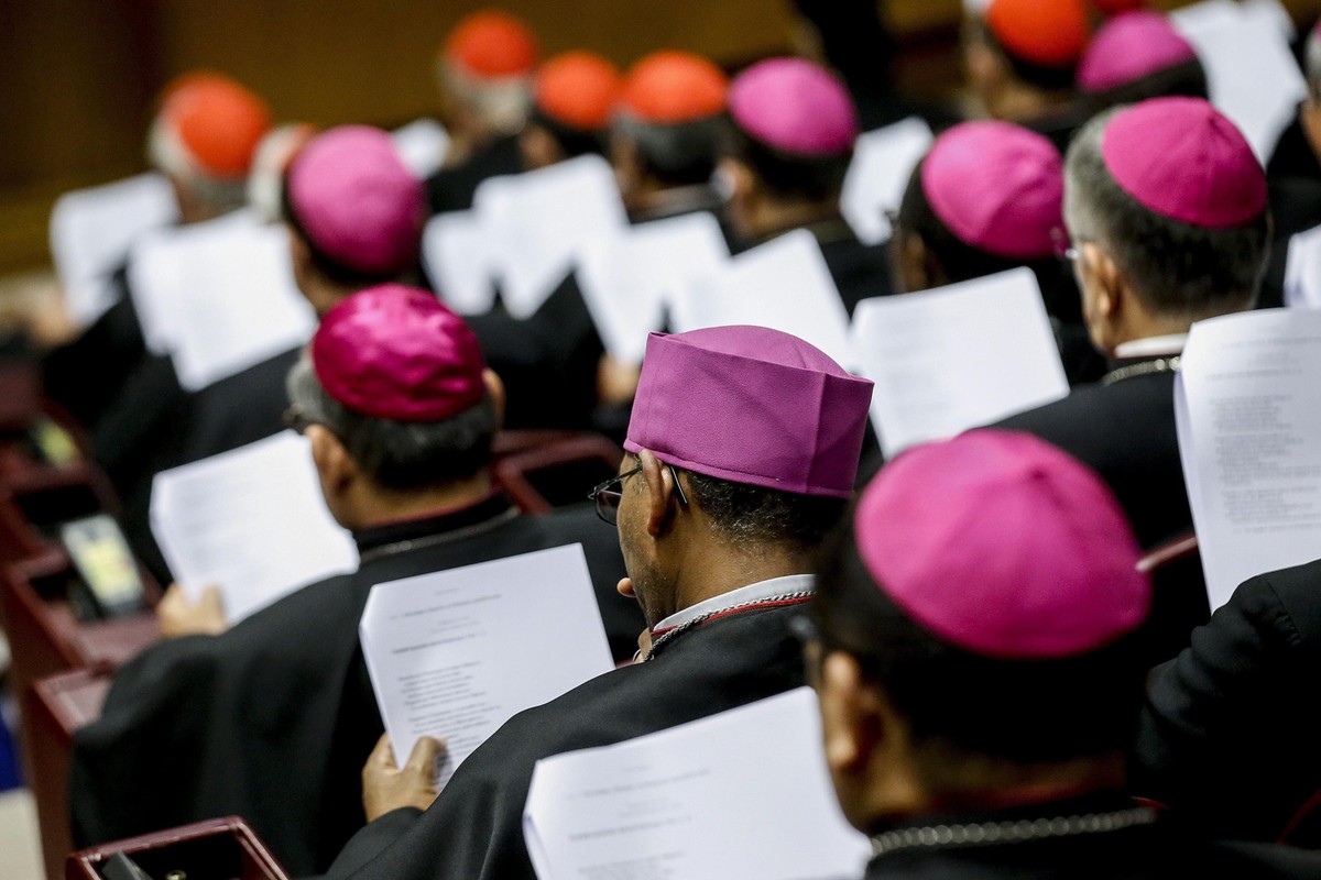 Uczestnicy synodu biskupów na temat młodzieży.