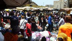 Le marché Tilène est un haut lieu du commerce à Dakar où clients et acheteurs tentent de conclure la bonne affaire.