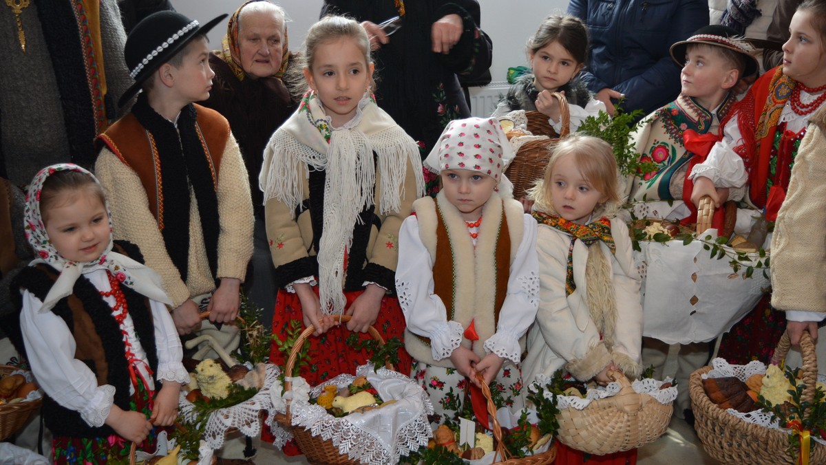 Baranki zrobione z masła, ciasta lub sera, chrzan, sól, kiełbasa, moskole, oscypki, oraz chleb, woda święcona i oczywiście barwione jajka - to wszystko musi się znaleźć w prawdziwym góralskim koszyku. Takie właśnie kosołki, jak mówią o wielkanocnych koszykach górale, przynieśli najmniejsi mieszkańcy Podhala do kościoła w Białym Dunajcu.