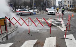 Awaria ciepłownicza w centrum Warszawy, Wypływa woda, która zamarza