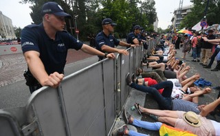Policja: Blokowanie jezdni to naruszenie Prawa o ruchu drogowym