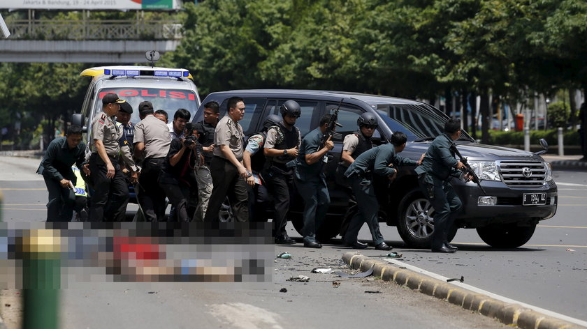  Indonezja. Eksplozje i strzały w centrum Dżakarty