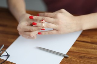 Polacy tracą palce w pracy przez obrączki ślubne. Analizy powypadkowe nie pozostawiają złudzeń