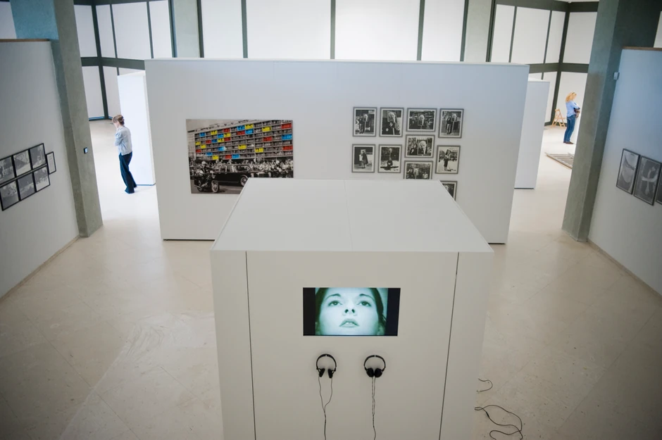 Deo postavke je posvećen i "Novoj umetničkoj praksi"