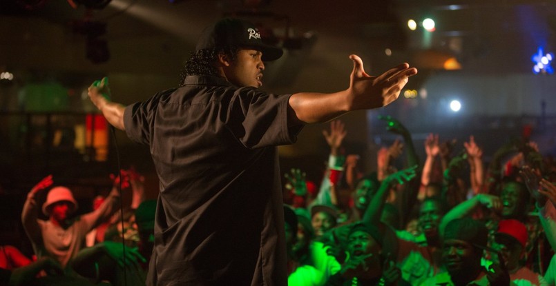 "Straight Outta Compton" – kinowa biografia zespołu N.W.A. – to seans obowiązkowy dla fanów hip-hopu, ale nie tylko. Film Graya nie ma siły rażenia głośnych "Chłopaków z sąsiedztwa" ani przenikliwości filmów Spike'a Lee, ale to kawał solidnego kina. Świetnie zagrany, zmontowany w rytm kapitalnej ścieżki dźwiękowej, nakręcony z dokumentalnym nerwem. A chwilami bywa niepokojąco aktualny, przywołując wydarzenia sprzed lat, przypomina jednocześnie o niedawnych zamieszkach w Ferguson i Baltimore, gdzie czarni nastolatkowie ginęli od policyjnych kul.CZYTAJ WIĘCEJ >>>