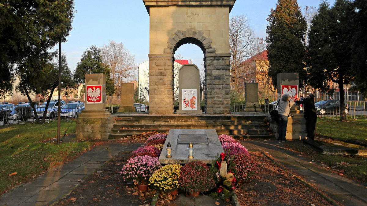 Ekshumacja szczątków żołnierzy Armii Czerwonej spoczywających pod pomnikiem w centrum Nowego Sącza oraz z ośmiu innych miejsc w Małopolsce ma nastąpić na przełomie sierpnia i września – poinformowało Biuro Prasowe Wojewody Małopolskiego.