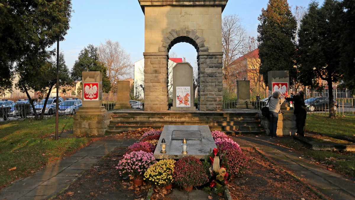 Ekshumacja szczątków żołnierzy Armii Czerwonej spoczywających pod pomnikiem w centrum Nowego Sącza oraz z ośmiu innych miejsc w Małopolsce ma nastąpić na przełomie sierpnia i września – poinformowało Biuro Prasowe Wojewody Małopolskiego.