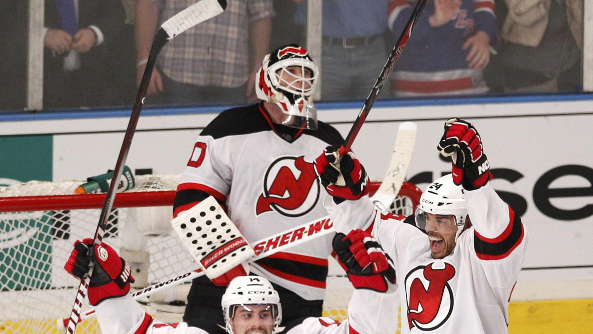 Hokeiści New Jersey Devils wygrali po dogrywce 3:2 z New York Rangers w szóstym meczu finałowym Konferencji Wschodniej. Dzięki temu wygrali w rywalizacji do czterech zwycięstw 4-2 i w finale Pucharu Stanleya zagrają z Los Angeles Kings.