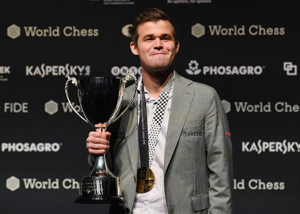 Mistrz świata w szachach Carlsen lubi szybkie partie i... piłkę nożną
