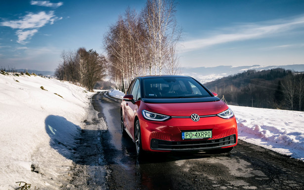 Samochód elektryczny i zasięg zimą - Volkswagen podpowiada sztuczki