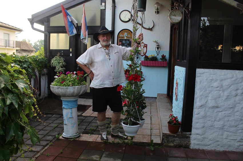 Stojan-Janjic-Keli-ispred-svoje-kuce-foto-Milan-Pilipovic