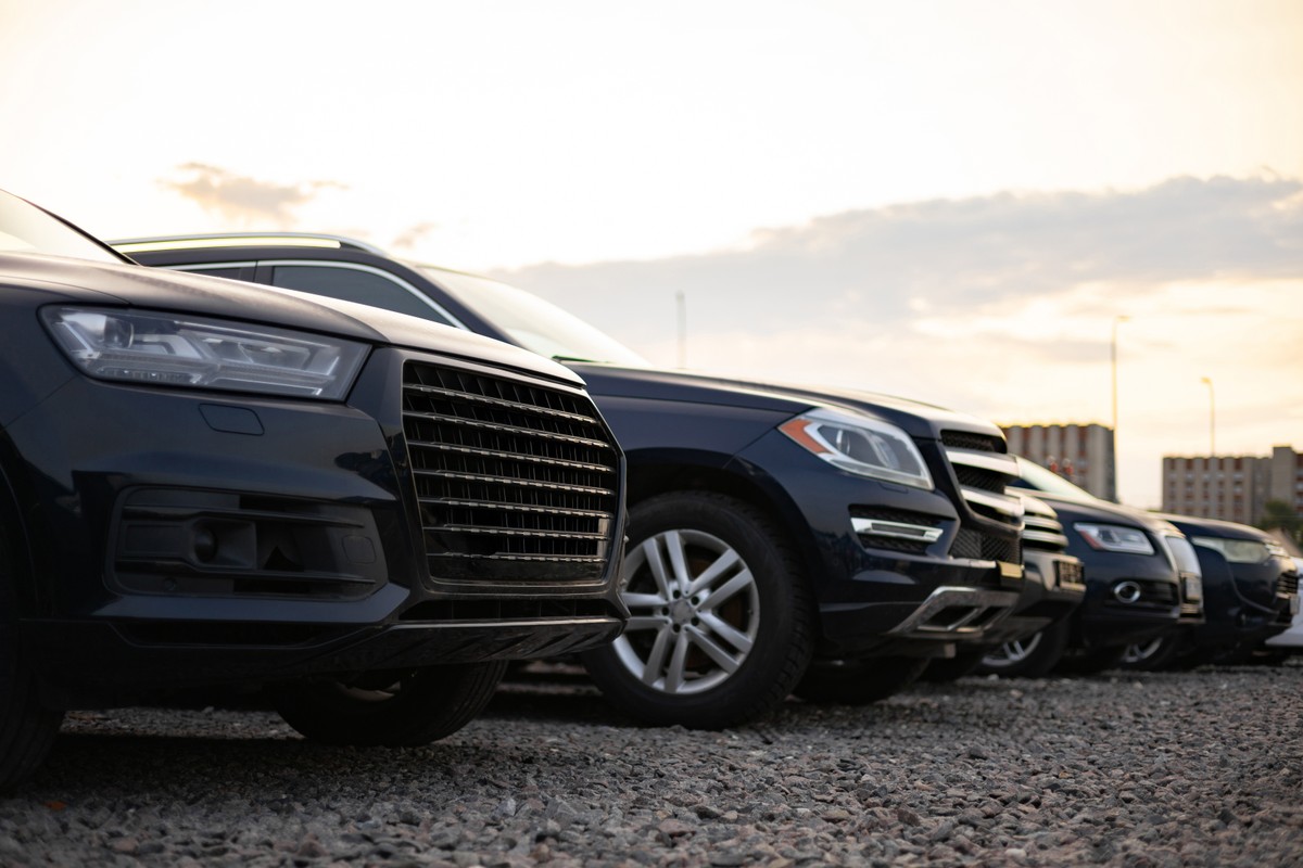 A,Row,Of,Dark-colored,Suvs,Parked,Outside,On,A,Gravel