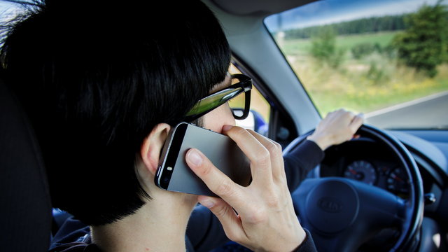 Rosszabbul vezetnek és többször is néznek telefonjukra a volánnál az iPhone-osok az androidosoknál
