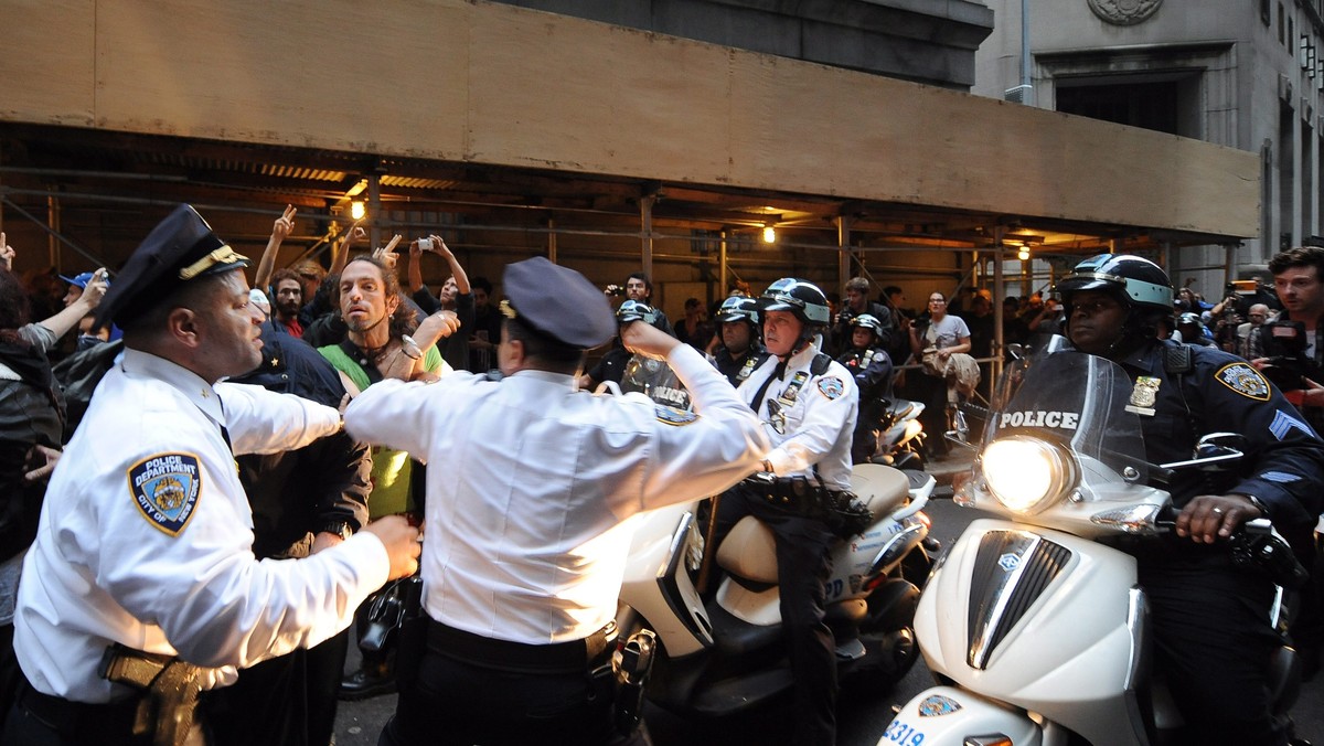 Tłum zebrał się rano w parku Zuchotti w Nowym Jorku, protestując przeciw próbom wyrzucenia uczestników ruchu Okupuj Wall Street pod pozorem sprzątania skweru. Sprzątanie odwołano, policja zatrzymała trzy osoby; interweniowała też w Denver.