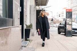 Milana prošetala Beogradom u najmodernijoj kombinaciji:  Ovako se nose TEDI KAPUT i sako uz sportske čarape plus HELANKE