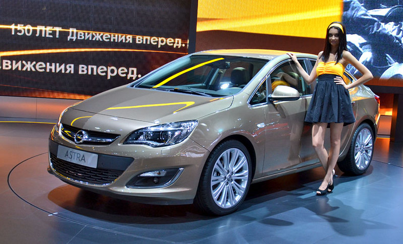 Moskwa 2012: taakie dziewczyny reklamowały auta