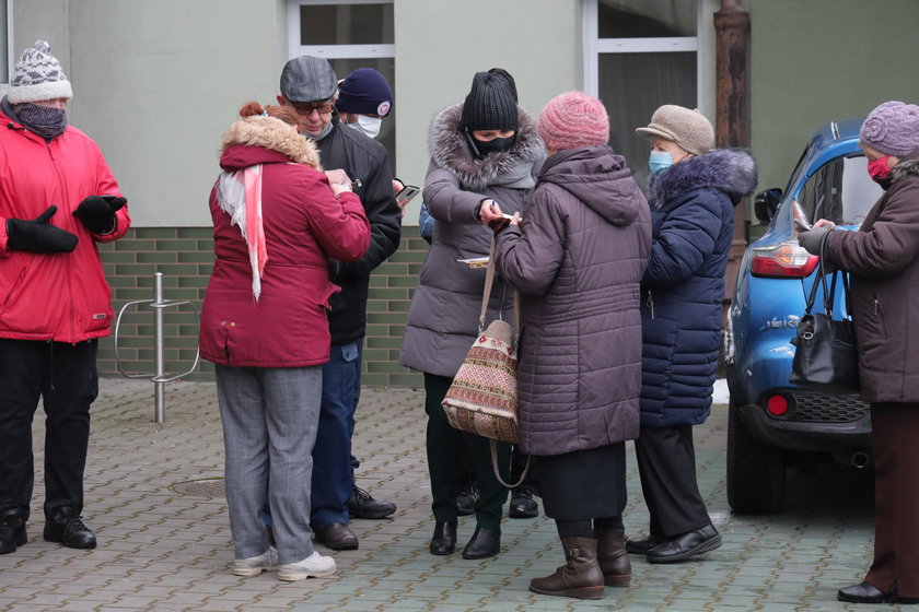 Emeryci w kolejce przed przychodnią na Felińskiego w Łodzi