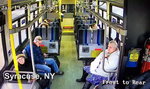 Wstrząsające nagranie z wypadku. Samochód wbił się w autobus