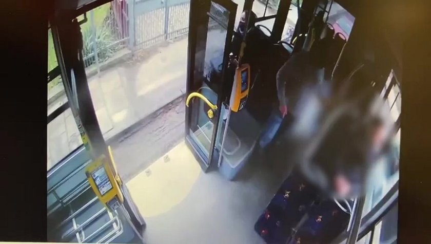 Atak nożownika w autobusie. Policja publikuje nagranie