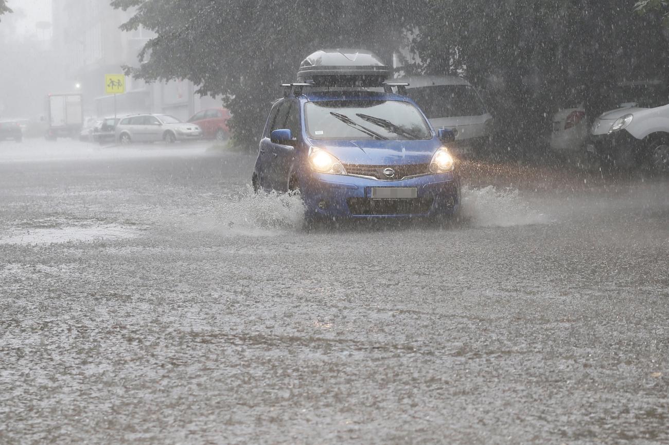 Sturm in Vrnjačka Banja, Straßen überschwemmt