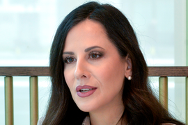 Tamara Vučić pojavila se u  MONOHROMATSKOM IZDANJU: Odabrala NAJJEDNOSTAVNIJU haljinu sa posebnim detaljem, SALONKE su oda eleganciji, a boja koju nosi je uvek u trendu