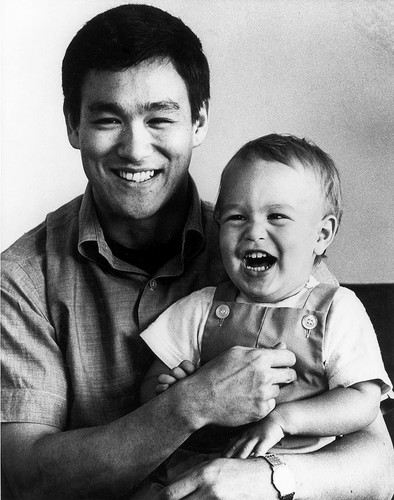 12. Aktor i mistrz sztuk walki Bruce Lee - jego twórczość przyniosła zysk w wysokości 7 mln dol.