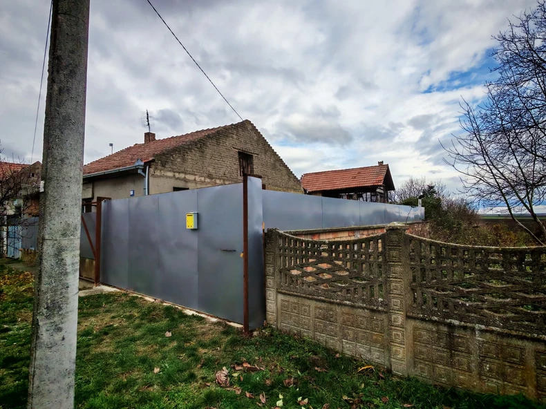 Kuća u Dolovu gde su kineski državljani držali zatočene žene