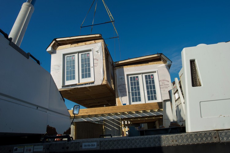 Składanie domów modułowych w miejscu, które wcześniej zostało zniszczone przez huragan Sandy. Long Beach, Nowy Jork, 29.10.2013 (5)