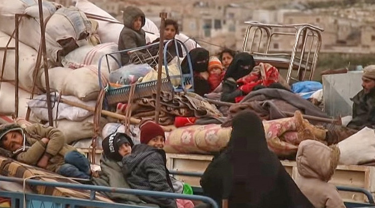  A szír Ildib tartományból ilyen megpakolt teherautókkal tömegek indultak  Törökország felé / Fotó: Al Jazeera English 