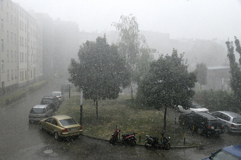 IMGW ostrzega przed gradem, burzami i temperaturami powyżej 40 st. C