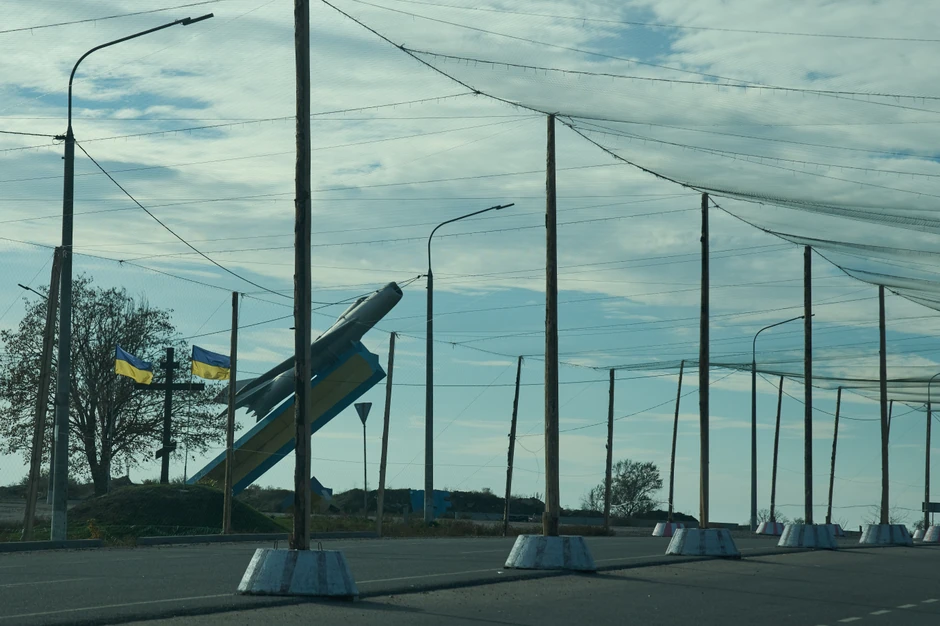 Mreža za zaštitu od FPV dronova na prilazu gradu Hersonu na jugu Ukrajine