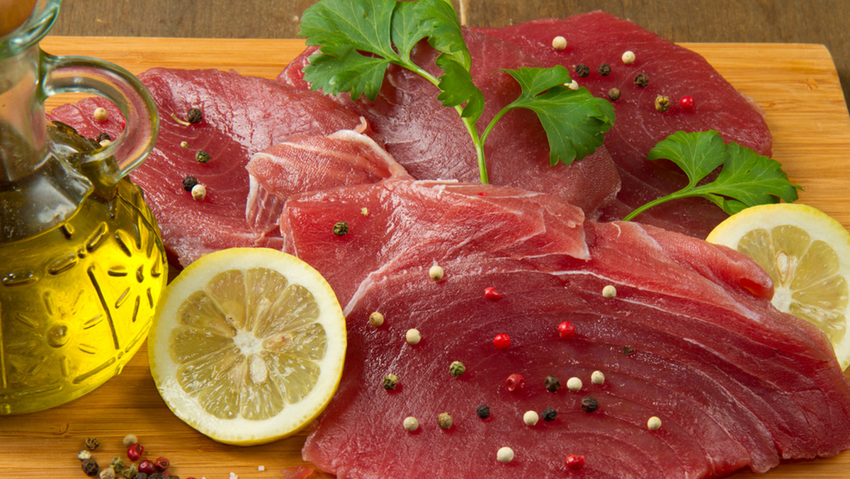 Spożywanie mięsa tuńczyka co najmniej dwa razy w tygodniu obniża ryzyko śmierci z powodu chorób serca o jedną trzecią – informują naukowcy z Uniwersytetu Harvarda. Dlaczego tuńczyk ma tak zbawienny wpływ na układ krążenia?