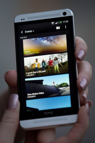 <b>HTC One</b>
<br>
WYMIARY: 137,4 x 68,2 x 9,3 mm
<br>
WYŚWIETLACZ: 4,7 cala, Full HD 1080p, 468 PPI
<br>
PROCESOR: Czterordzeniowy Qualcomm® Snapdragon™ 600 1,7 GHz
<br>
PAMIĘĆ RAM: 2 GB DDR2
<br>
PAMIĘĆ WEWNĘTRZNA:  32 GB lub 64 GB