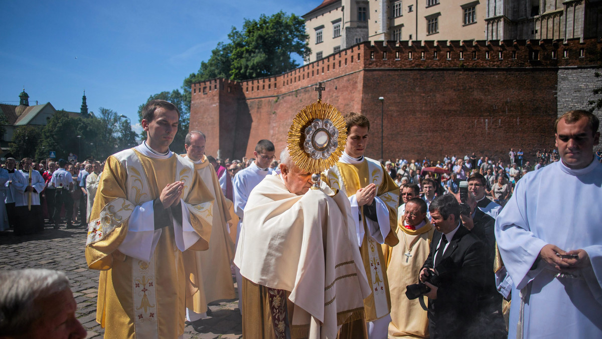 Podczas procesji Bożego Ciała w Krakowie kard. Stanisław Dziwisz mówił, że jest ona okazją do pokazania jedności i przeproszenia za grzech podziałów i kłótni w życiu społecznym, politycznym i osobistym, a także w Kościele, wśród wierzących.