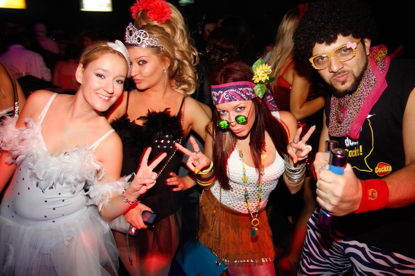 Go2 Maskenbal Dom omladine, četvrtak Veliki maskenbal Go2 imaće dva stejdža. Na “Crvenkapici” će se slušati R’n’B muzika u izboru četvorke DJ Dushawn, DJ Architect, Dada Selectah i Tom Collins. Na “Ivici i Marici” će se slušati haus Danijela Čehranova, Oyshe, Me High Low-a, Nemax Jackmilla i Loco Baby. Karte su 600 dinara.