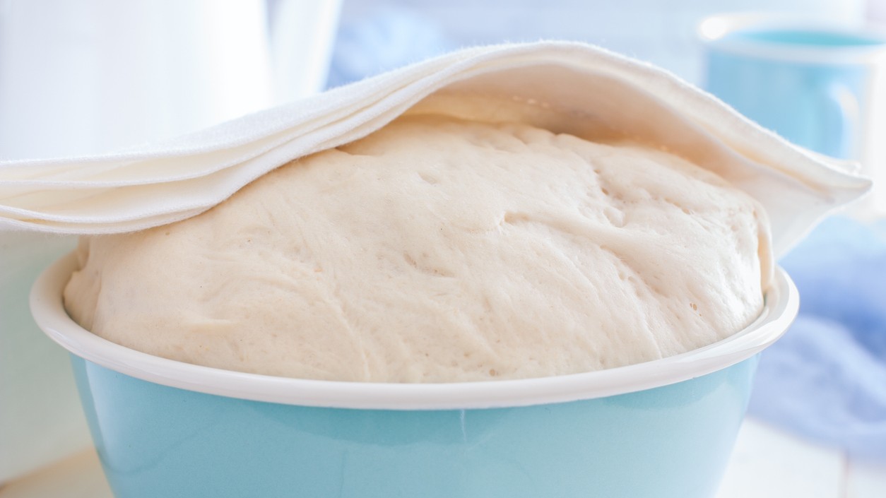 Správne pripravené kysnuté cesto zväčší objem tak, že takmer vytečie z misky. 