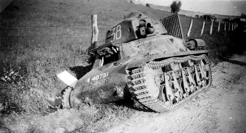 Znisczczony francuski czołg Hotchkiss H-35 podczas walk we Francji w maju 1940 roku