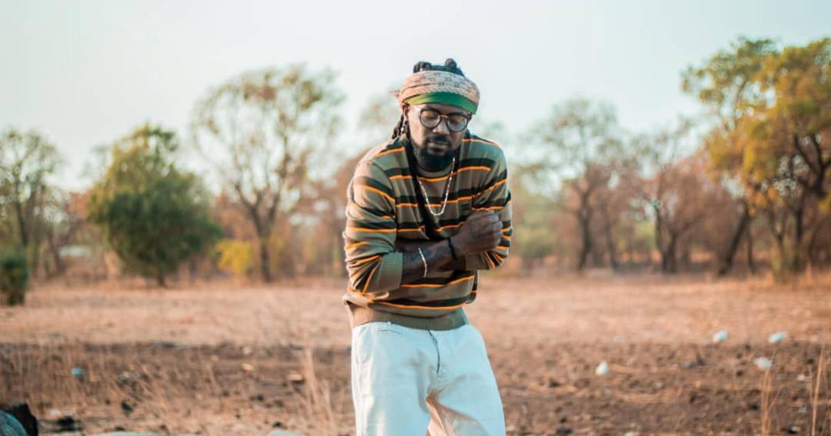 Photo of Samini proyecta la cultura Wa con el visual de «Old Man Radio»