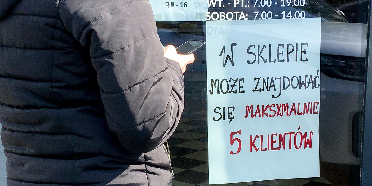 Krótkotrwała panika, jak miała miejsce w pierwszej połowie marca 2020, przełożyła się podwyżki tylko niektórych artykułów żywnościowych. Ceny produktów i tak rosły przez ostatnie miesiące.