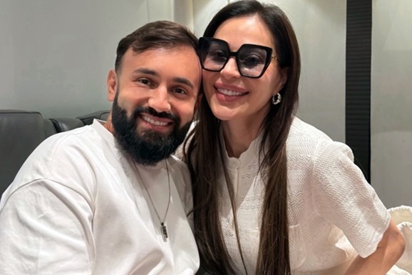 CECA RAŽNATOVIĆ U GALA IZDANJU NA AERODROMU Pozira sa kolegom i ne skida osmeh sa lica: Elegantan beli komplet joj stoji kao saliven