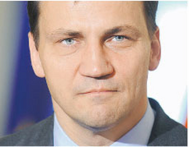 Największym zaufaniem wśród polityków w listopadzie cieszył się minister spraw zagranicznych Radosław Sikorski (53 proc.).
