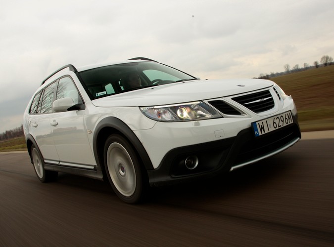 Saab 9-3X - szwedzka stal gotowa do przygody. Dzielnie zwalczy dziki teren, choć woli asfaltowe bulwary. Mogą być dziurawe jak sito - czyli idealnie sprawdza się na polskich drogach...