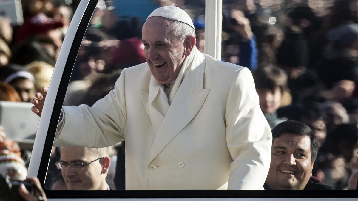 Podczas środowej audiencji generalnej zdumienie obecnych wywołało to, że w trakcie objazdu placu Świętego Piotra papież Franciszek kazał nagle zatrzymać papamobile i zaprosił do niego jednego z księży. Okazało się, że to jego przyjaciel z Argentyny.