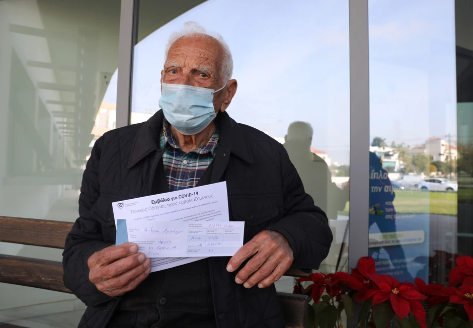 Stanovnik Nikozije sa sertifikatom o vakcinisanju