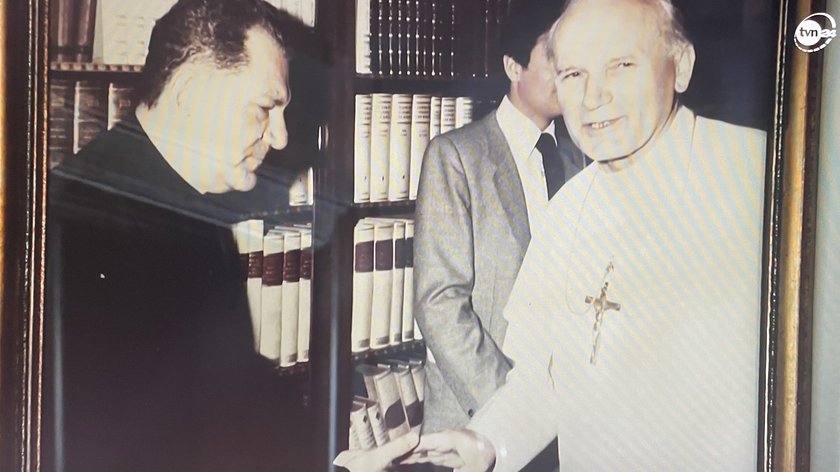 Papież Jan Paweł II wita się z księdzem Bolesławem Sadusiem. To ten ksiądz, którego jeszcze jako Karol Wojtyła wysłał w 1972 roku do Austrii. Tomasz Krzyżak twierdzi, że Wojtyła chciał w ten sposób ratować Kościół przed skandalem. Ale nie jest pewne, czy chodziło o przestępstwo pedofilii, czy po prostu o skandal na tle homoseksualnym