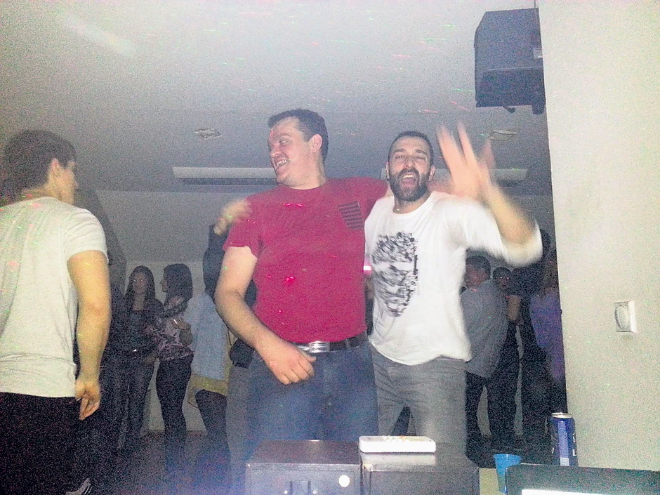 Nikola i Filip su bili jako bliski prijatelji i svakog dana su pili kafu zajedno u kafiću pored njihovih lokala