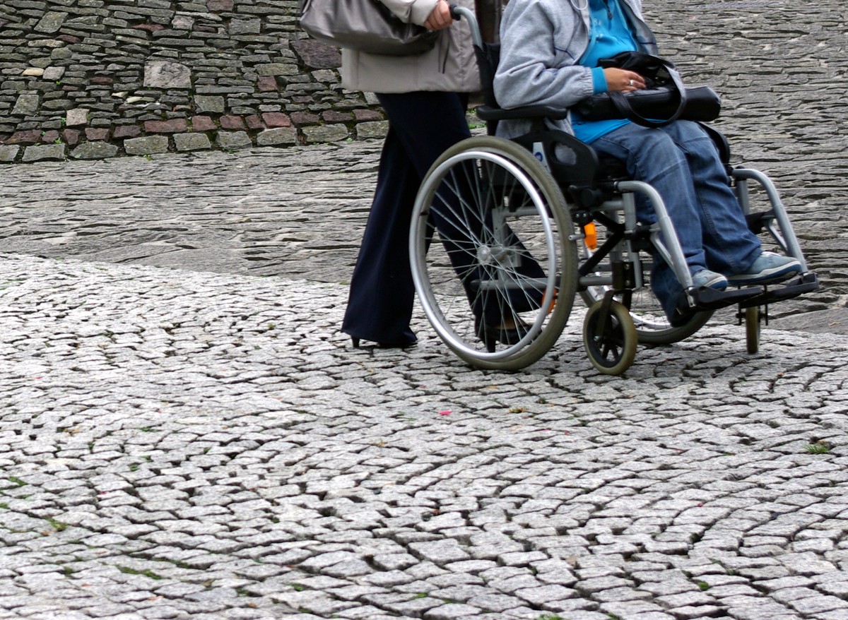 Osoba, która będzie ubiegać się o świadczenie z tytułu opieki nad niepełnosprawnym współmałżonkiem, nadal nie otrzyma takiego wsparcia.